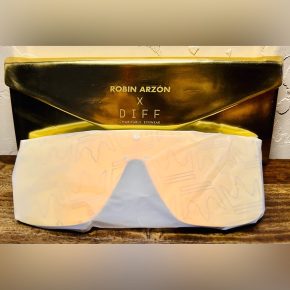 Diff X Robin Arzón | La Reina Sunglasses - Picture 2 of 14